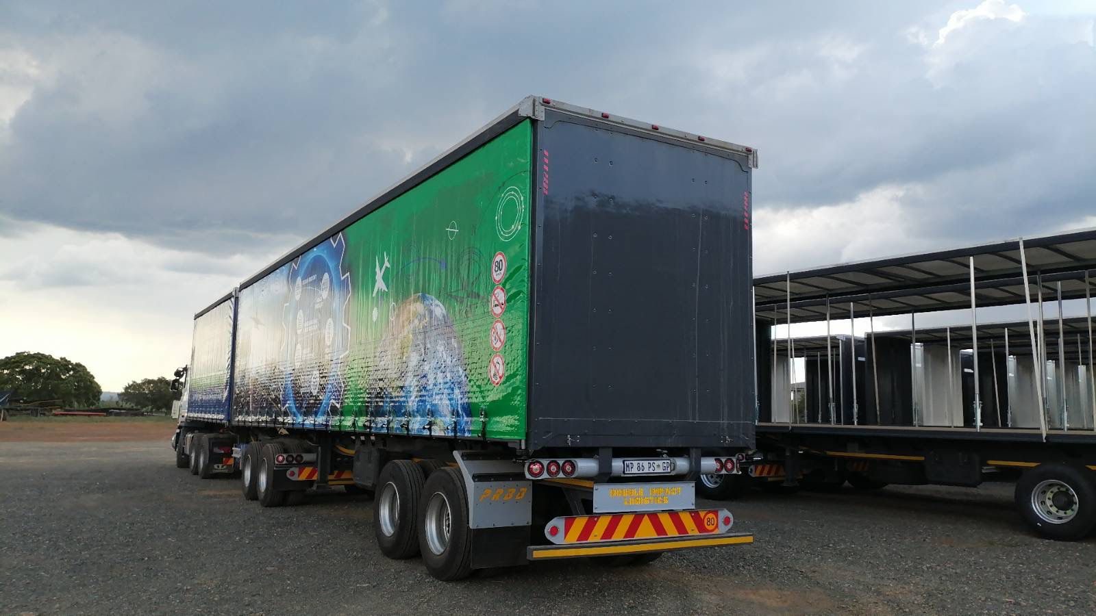 Side-tipper logistics fleet
